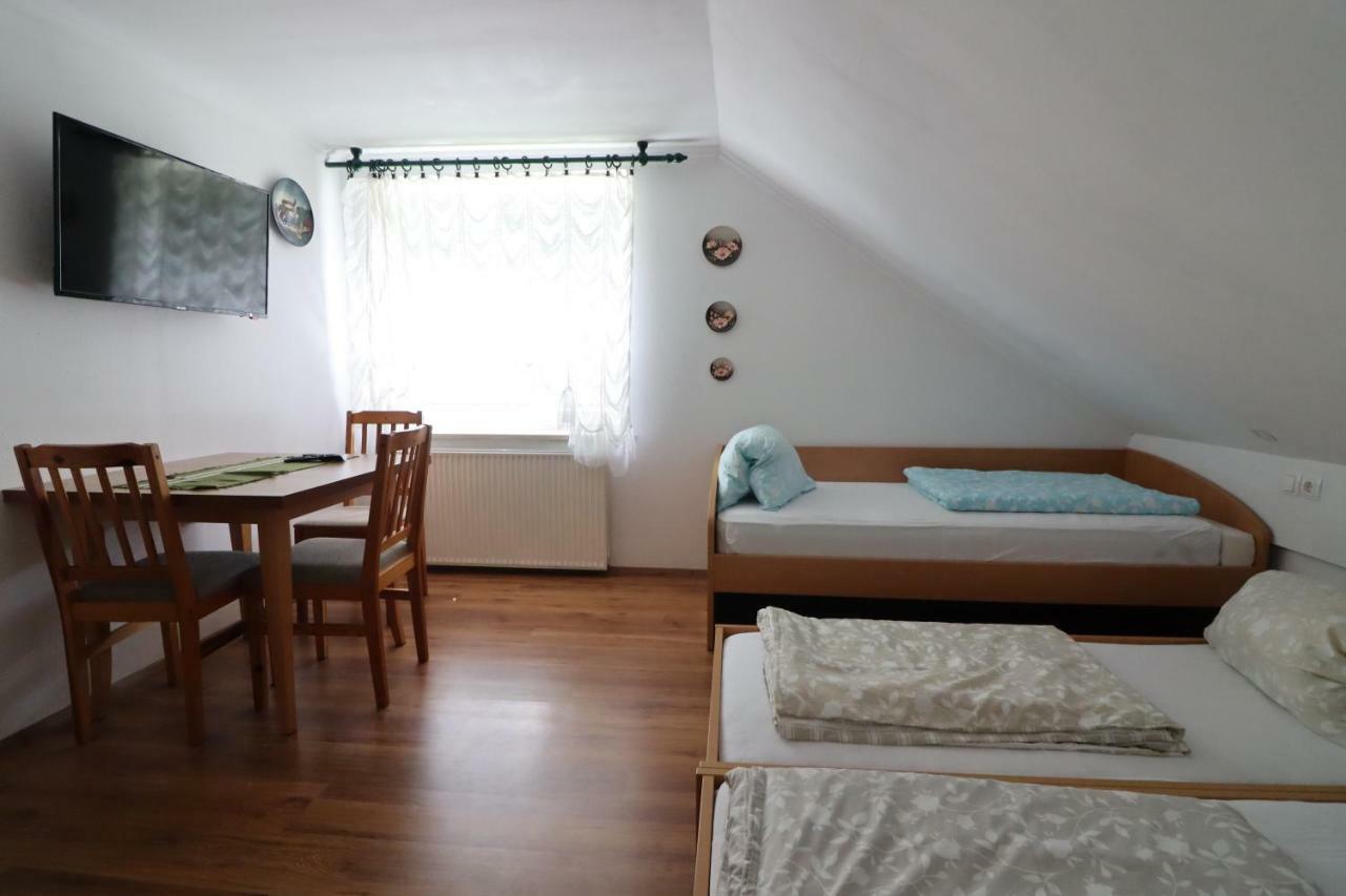 Pod Orehi Guest House Loce pri Poljcanah Exterior photo