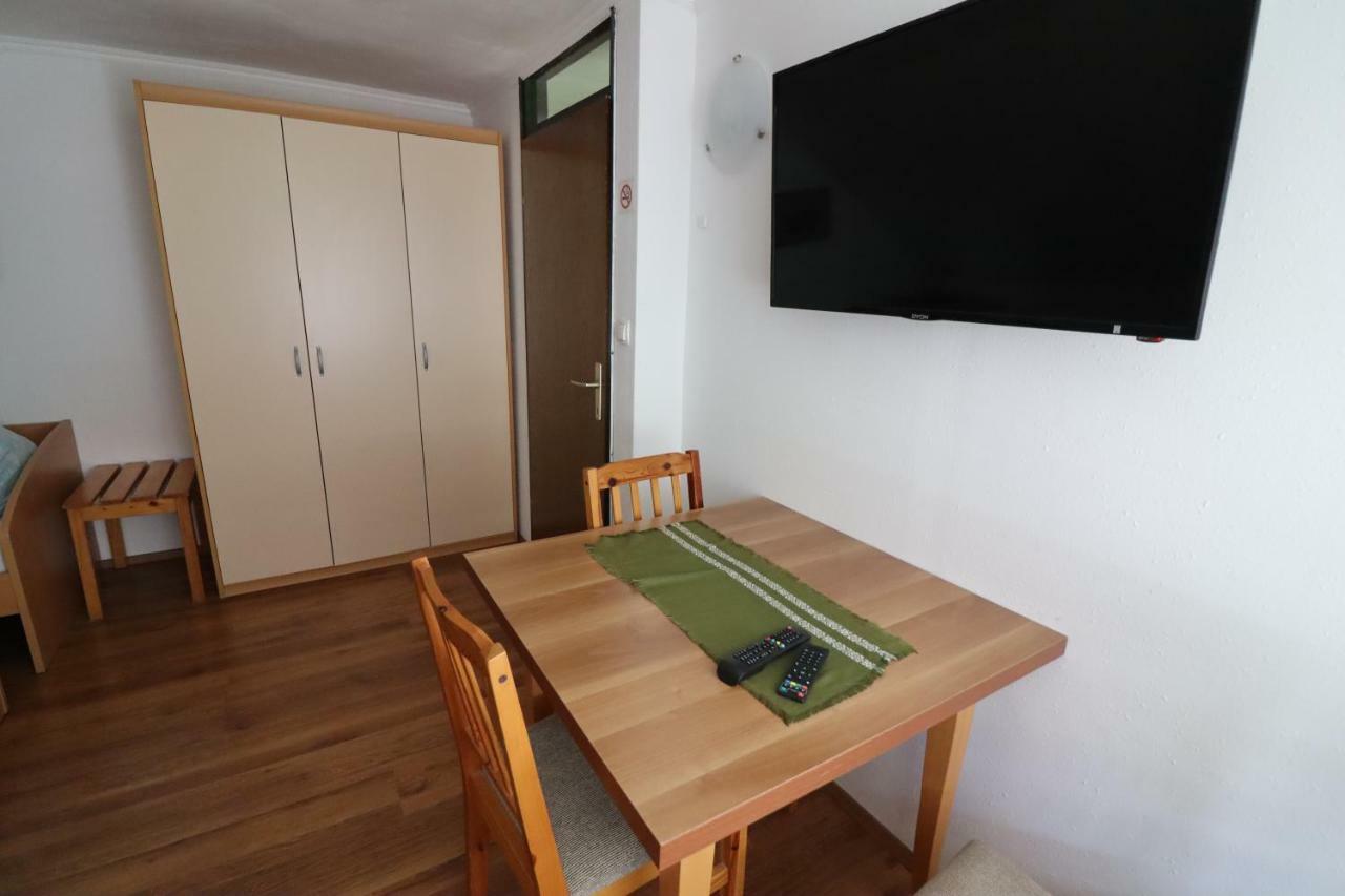 Pod Orehi Guest House Loce pri Poljcanah Exterior photo