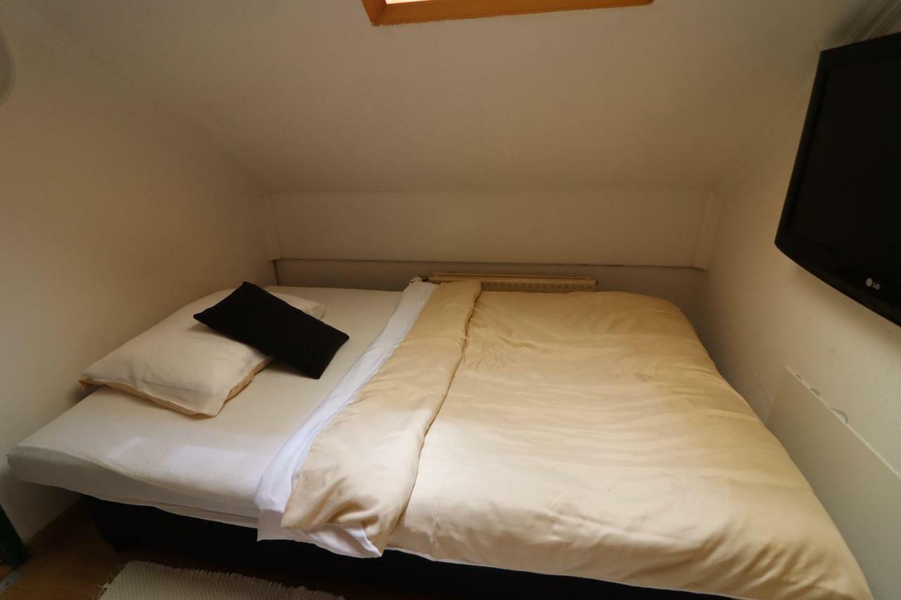 Pod Orehi Guest House Loce pri Poljcanah Exterior photo