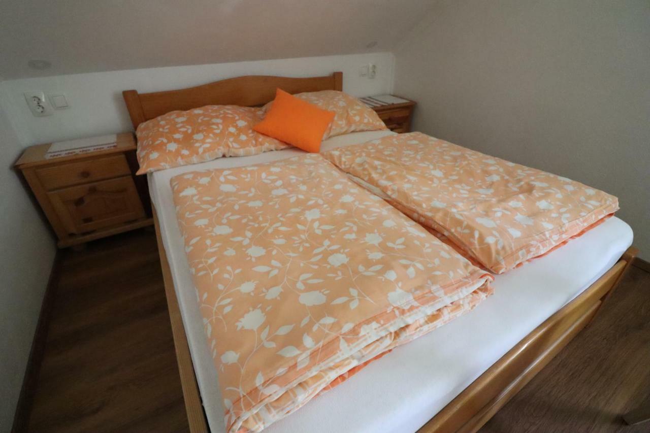 Pod Orehi Guest House Loce pri Poljcanah Exterior photo